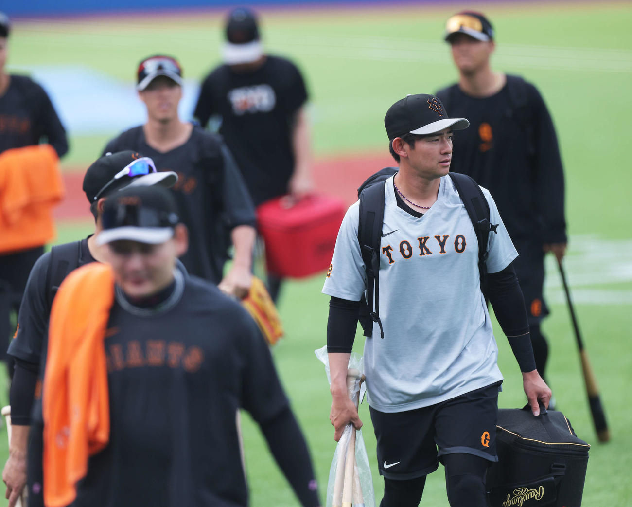 ヤクルト対巨人　試合前、グラウンド入りする巨人萩尾（撮影・河田真司）