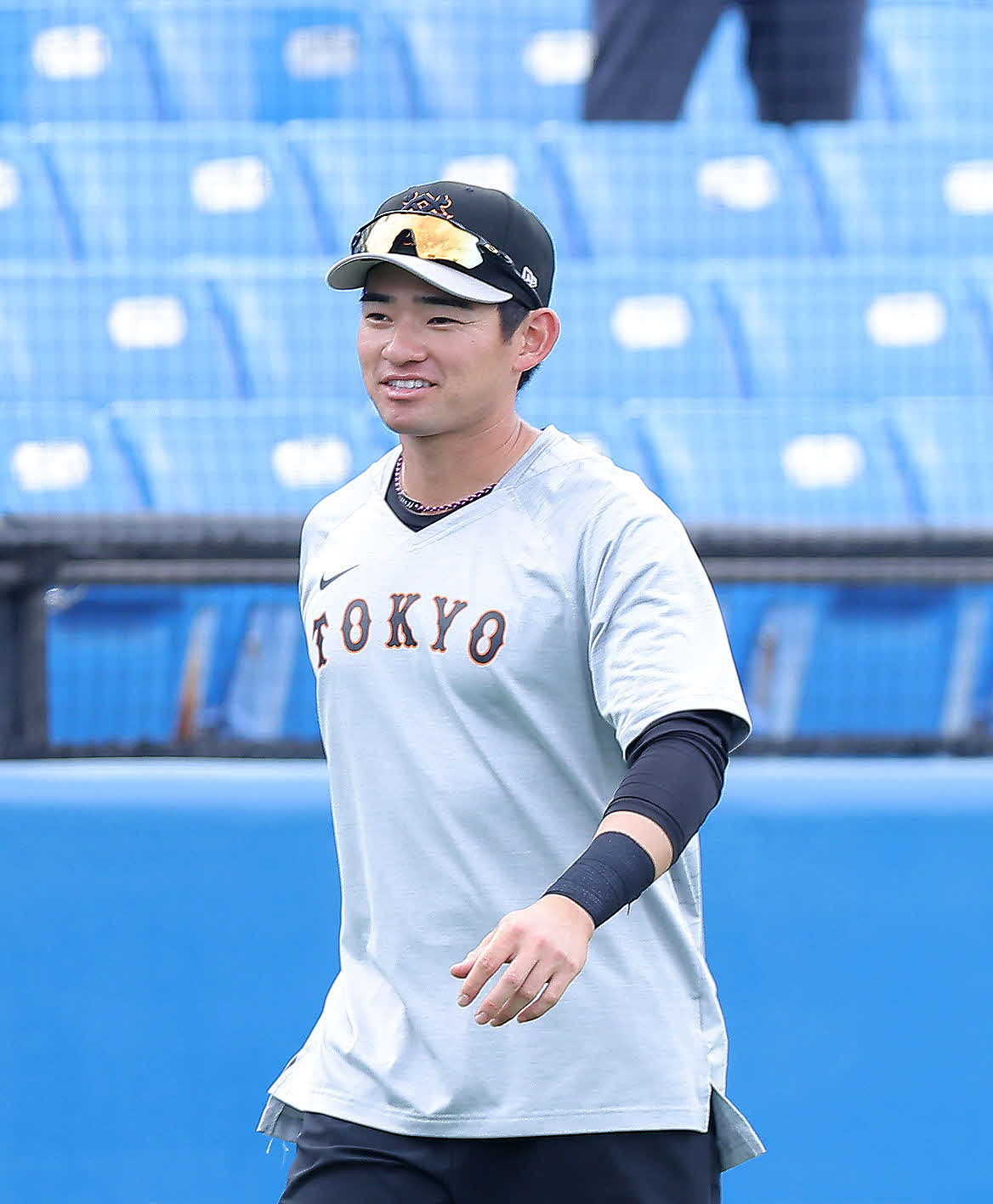 ヤクルト対巨人　試合前、笑顔を見せる巨人萩尾（撮影・河田真司）