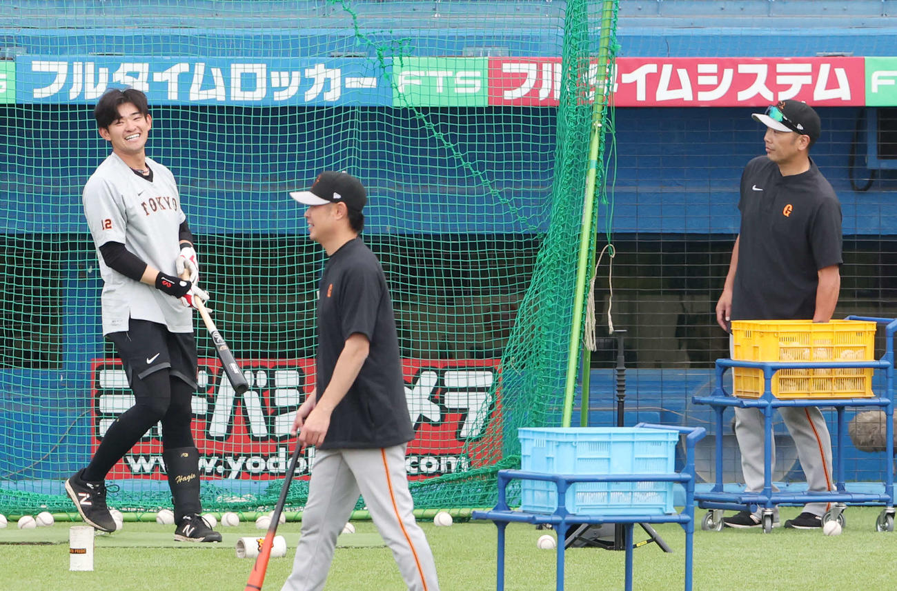 試合前、巨人阿部ヘッド兼バッテリーコーチ（右）から指導を受ける萩尾（撮影・宮地輝）