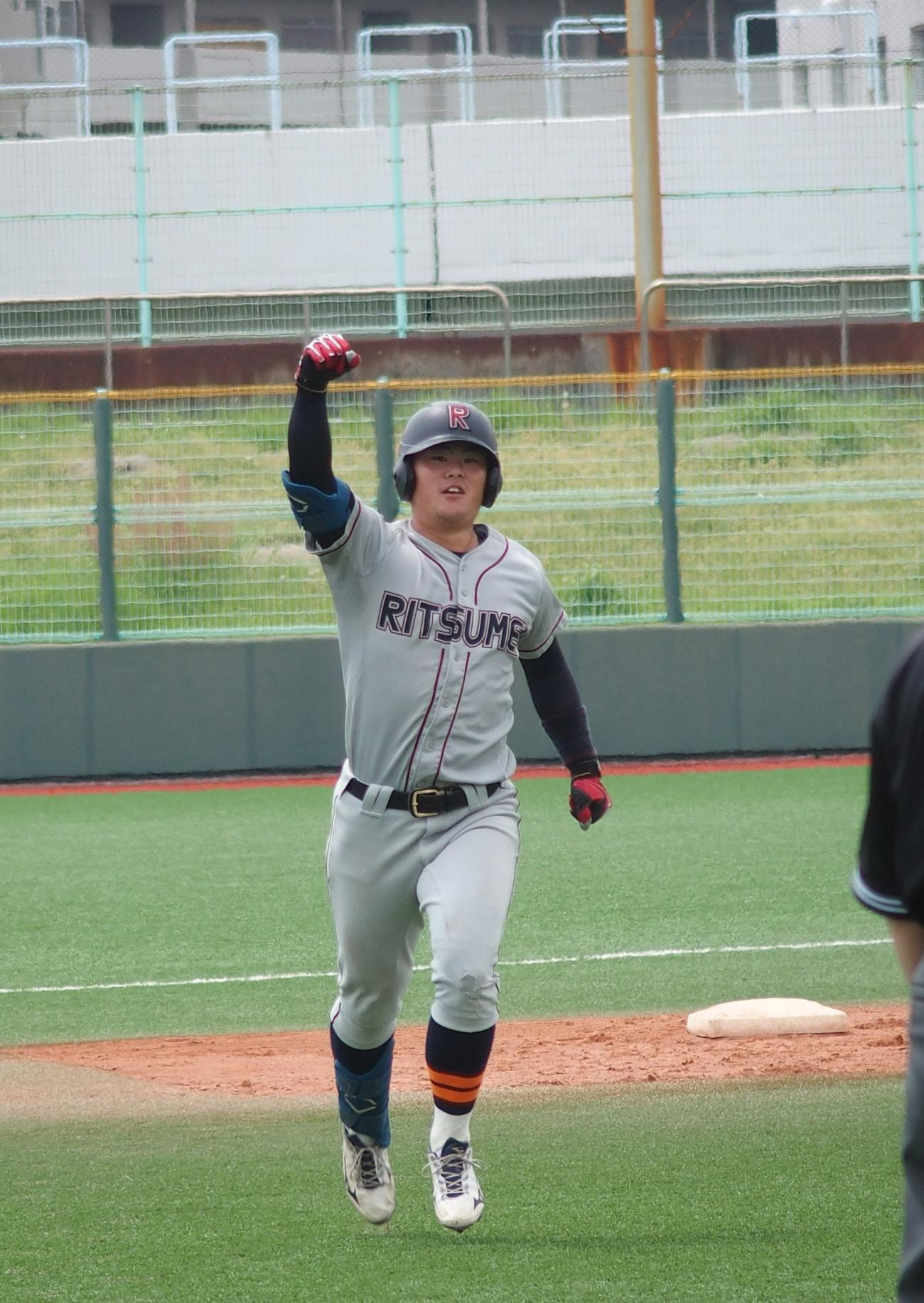 4回裏に逆転3点本塁打を放った立命大・西村唯人（撮影・永田淳）