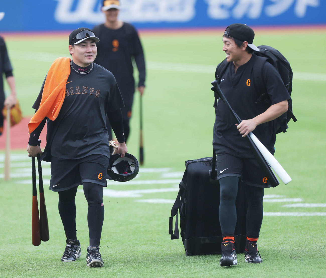ヤクルト対巨人　試合前、笑顔で言葉を交わす巨人丸（左）と長野（撮影・河田真司）
