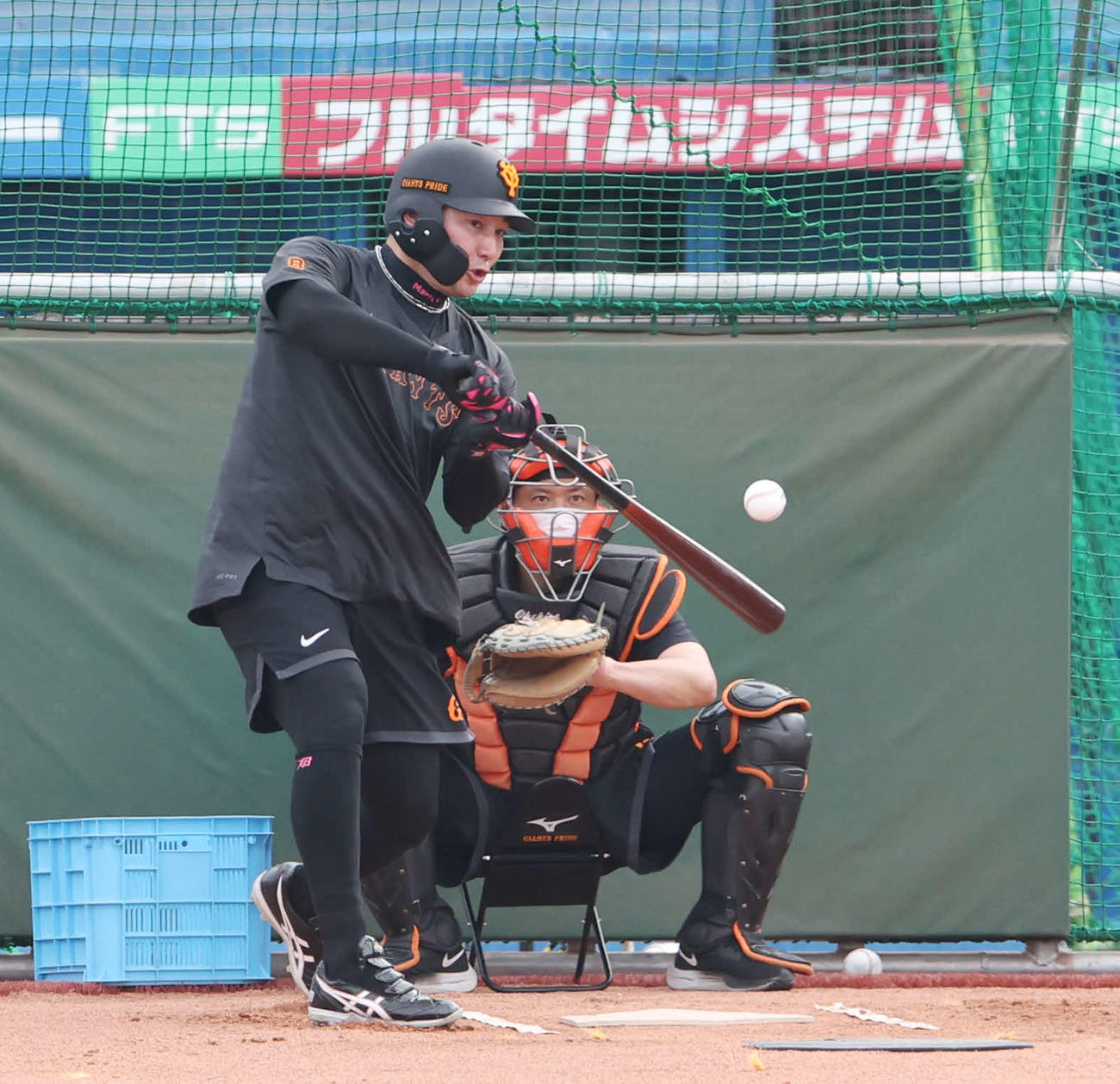 ヤクルト対巨人　試合前、打撃練習する巨人丸（撮影・宮地輝）