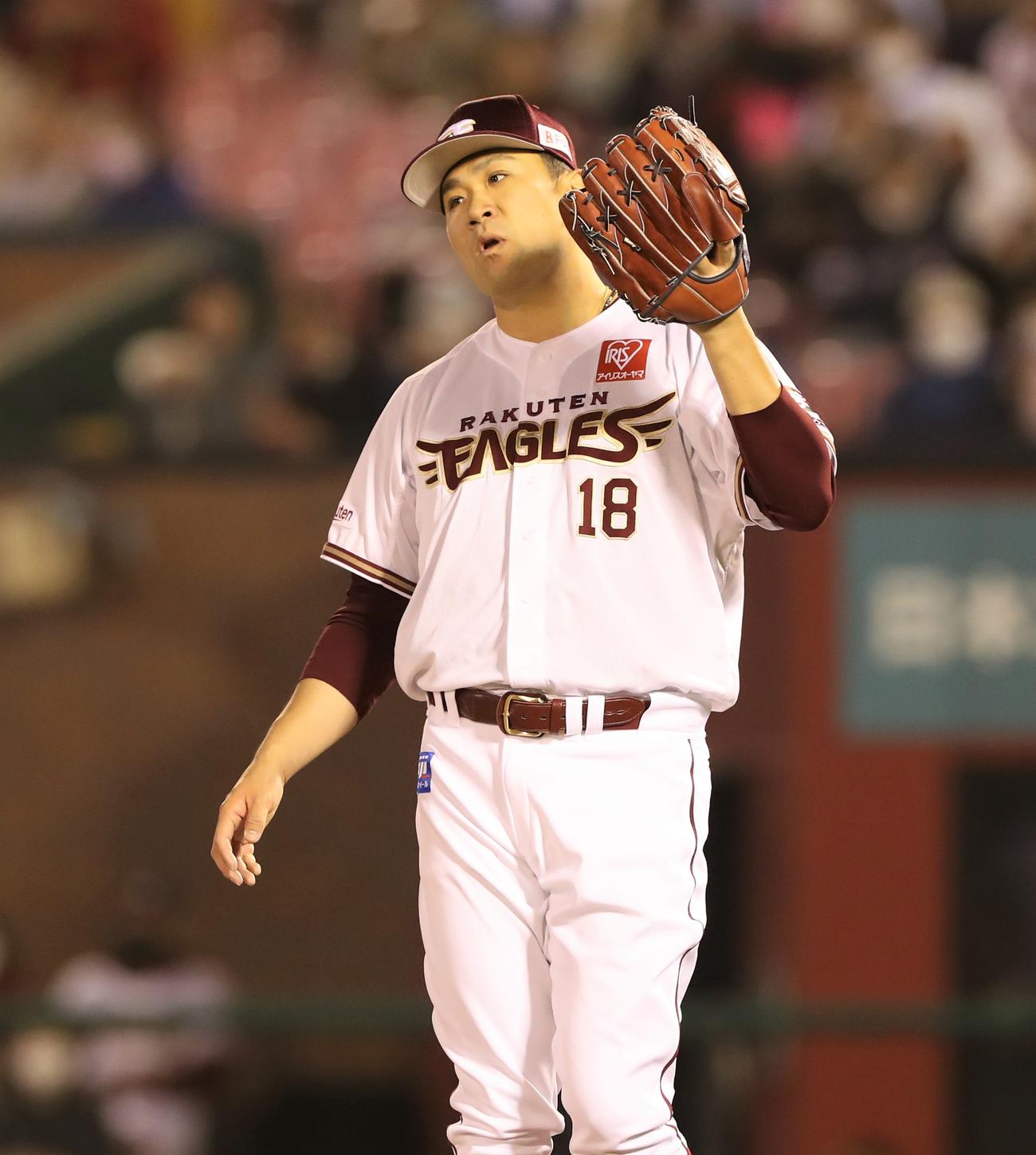 楽天対日本ハム　4回表日本ハム1死、アルカンタラから通算2500奪三振をとる田中将（撮影・黒川智章）