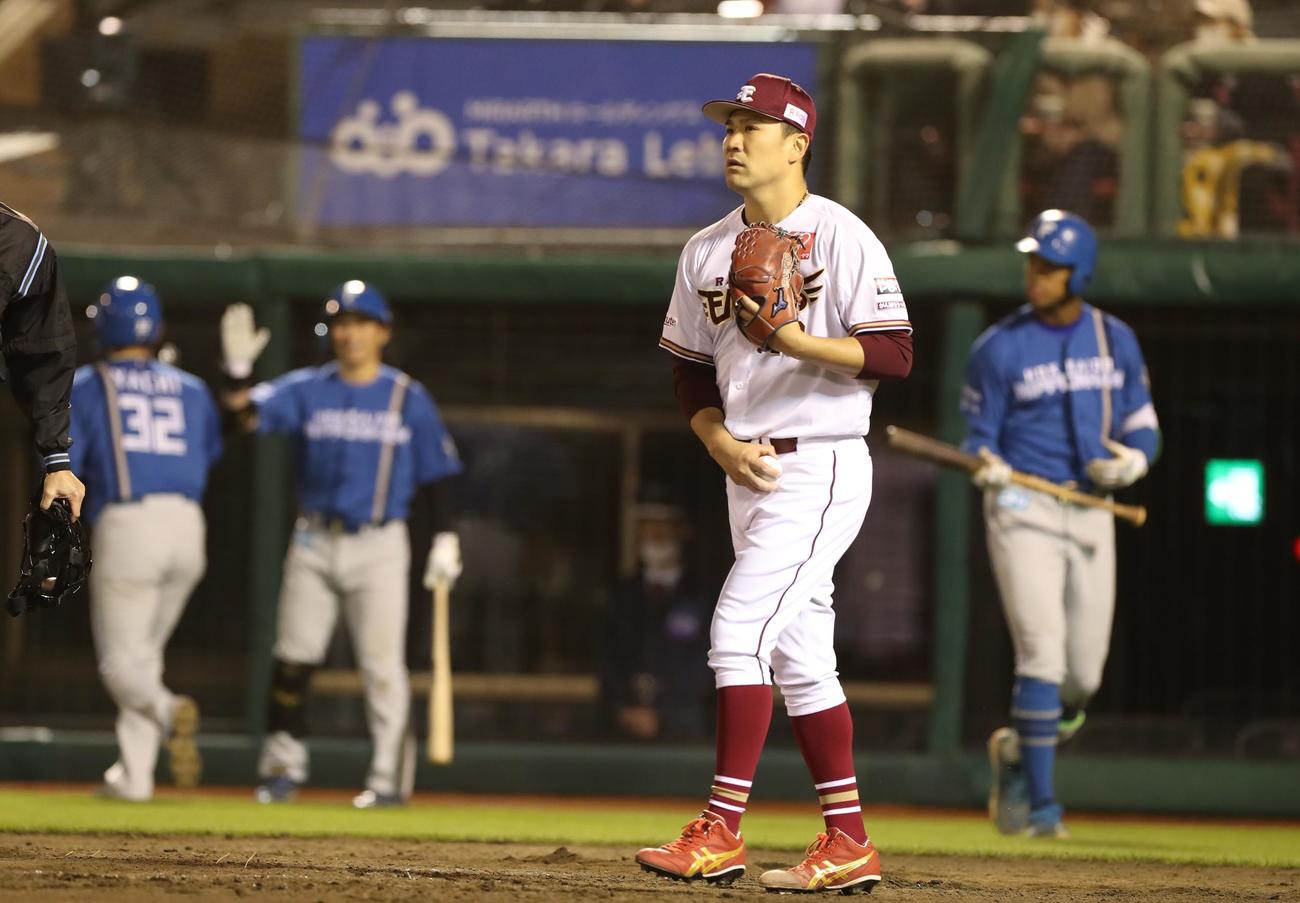 楽天対日本ハム　5回表日本ハム2死満塁、野村に走者一掃の二塁打を浴び渋い表情の田中将（撮影・黒川智章）