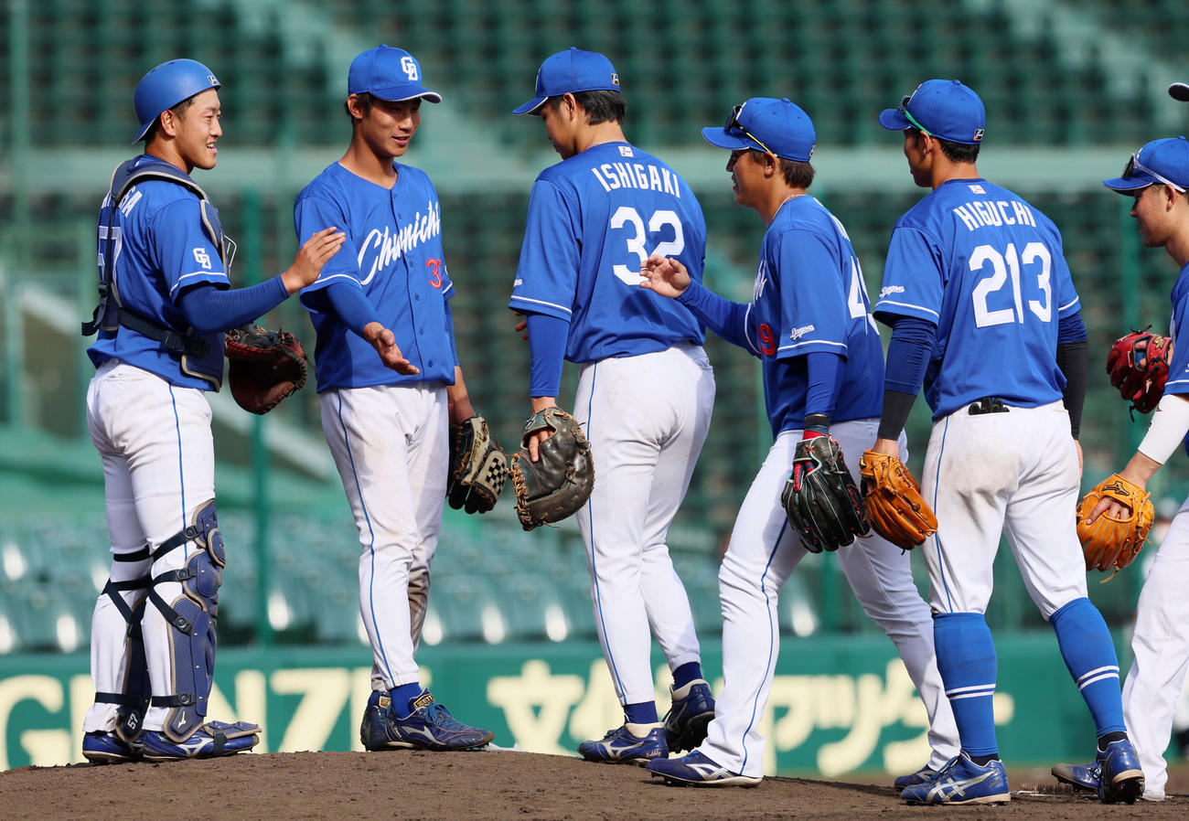 阪神対中日　阪神に勝利しマウンドでタッチする中日ナイン（撮影・加藤哉）