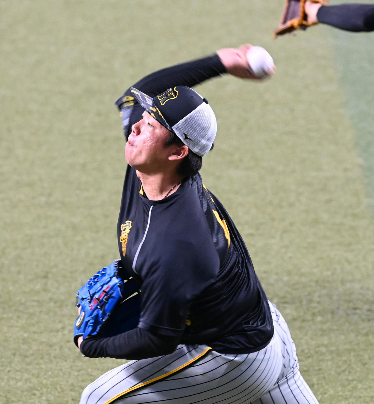 中日対阪神　キャッチボールを行う村上（撮影・前岡正明）