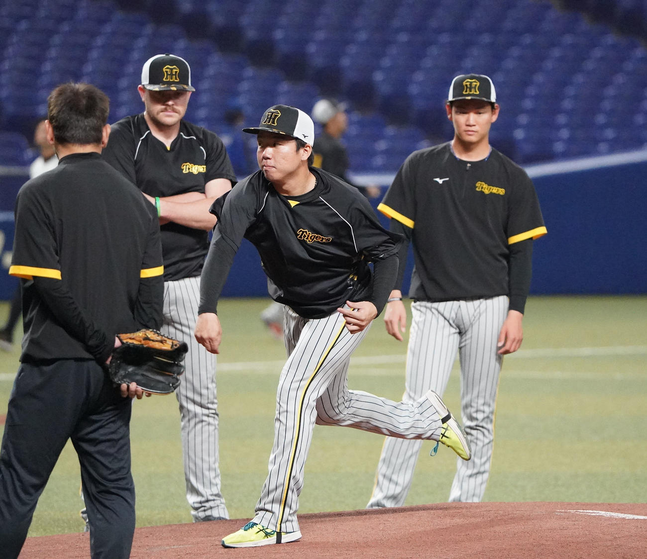 中日対阪神　試合前、バンテリンドームナゴヤのマウンドを確かめる村上（右から2人目）（撮影・森本幸一）