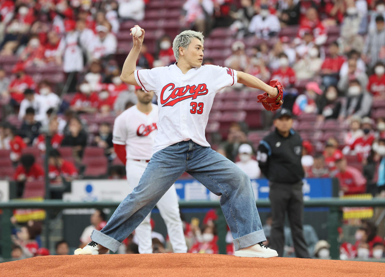 広島対DeNA　始球式で投げるGENERATIONSの中務裕太（撮影・加藤孝規）