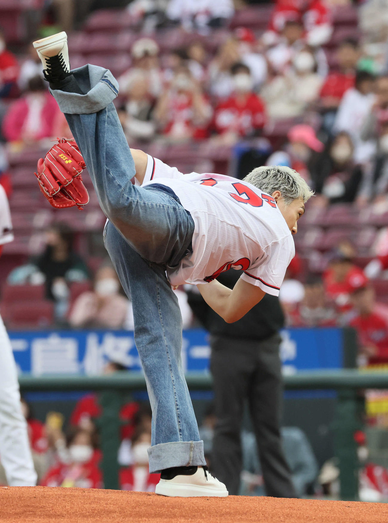 広島対DeNA　始球式で投げるGENERATIONSの中務裕太（撮影・加藤孝規）