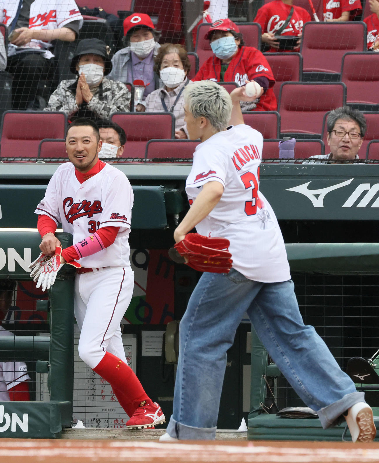 広島対DeNA　始球式で投げるGENERATIONSの中務裕太（みぎ）と菊池（撮影・加藤孝規）