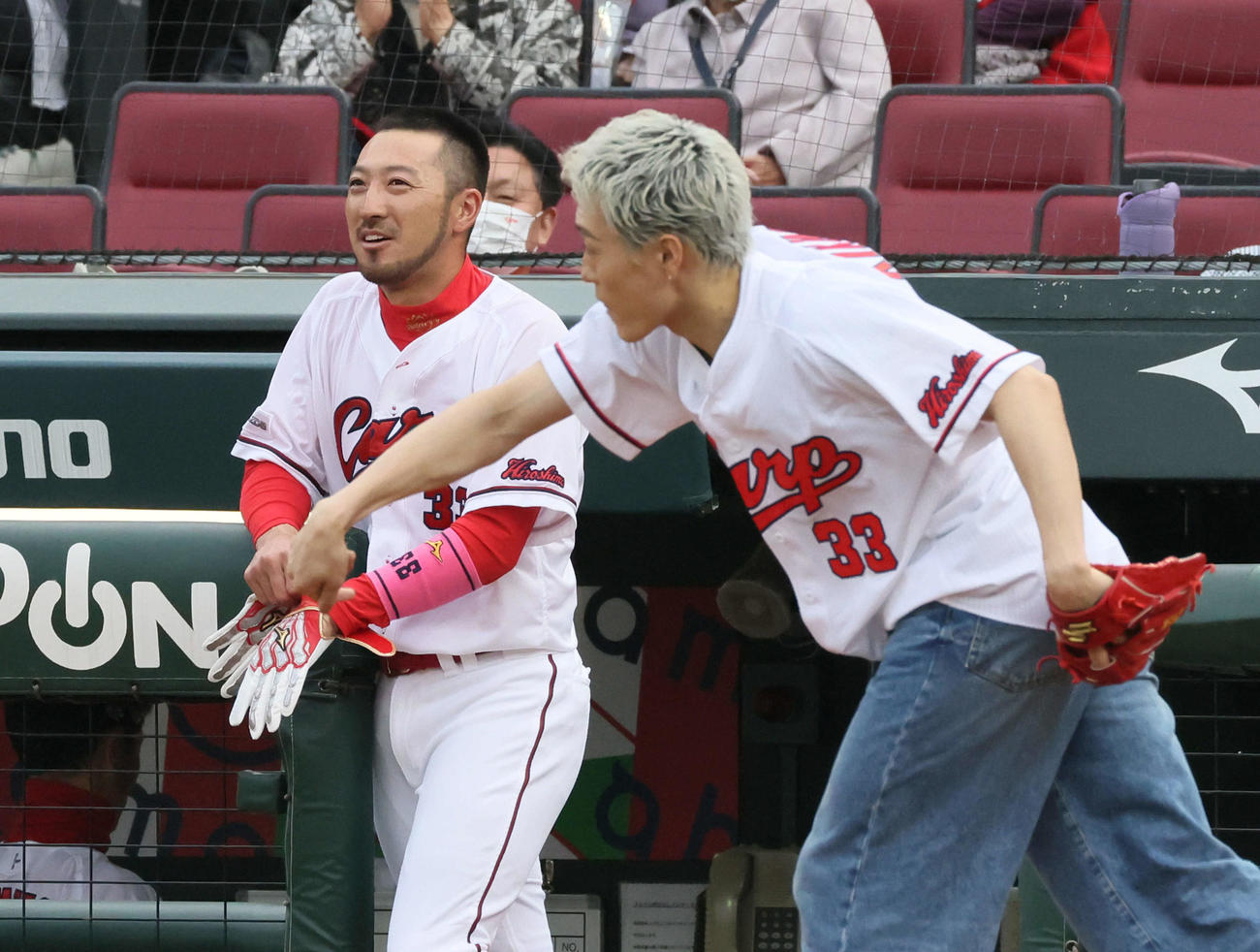 広島対DeNA　始球式で投げるGENERATIONSの中務裕太（右）と菊池（撮影・加藤孝規）