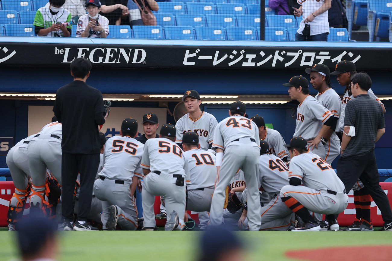 ヤクルト対巨人　試合前円陣を組む巨人ナイン（撮影・河田真司）