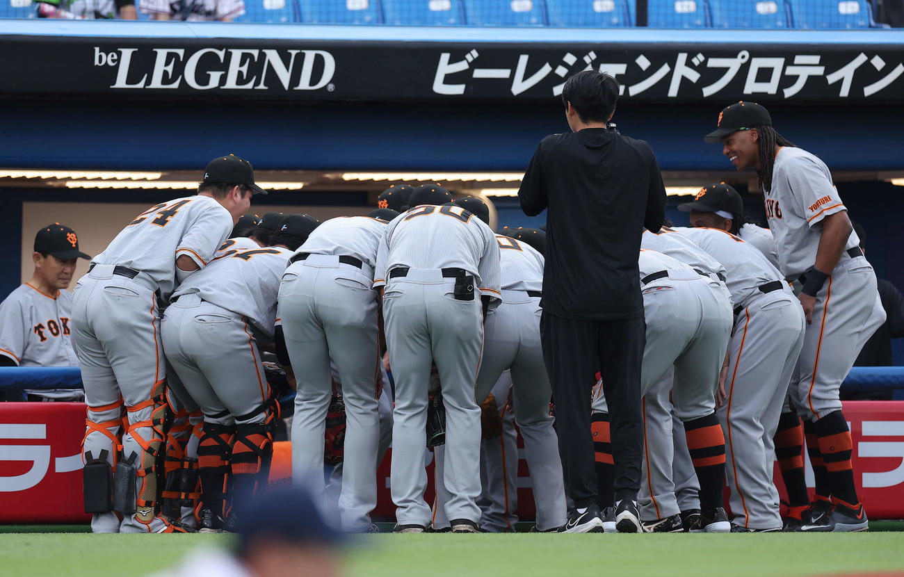 ヤクルト対巨人　試合前円陣を組む巨人ナイン（撮影・河田真司）