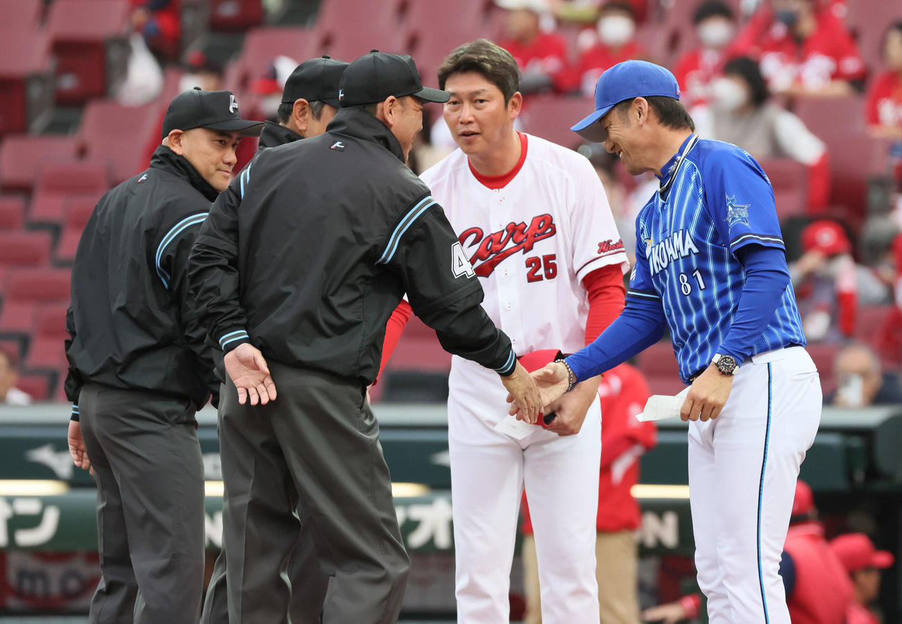 広島対DeNA　メンバー表の交換をする広島新井監督とDeNA三浦監督（撮影・加藤孝規）