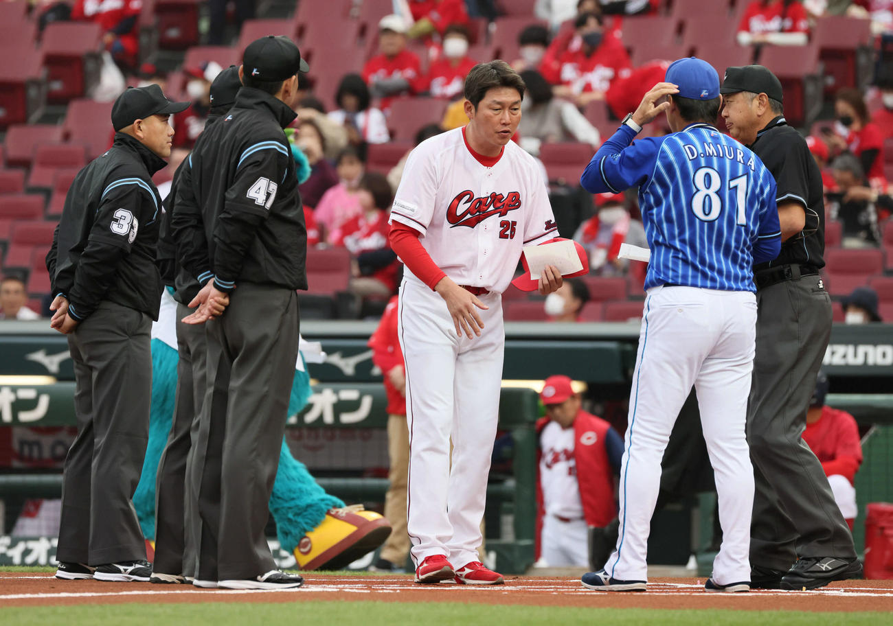 広島対DeNA　メンバー表の交換をする広島新井監督とDeNA三浦監督（撮影・加藤孝規）