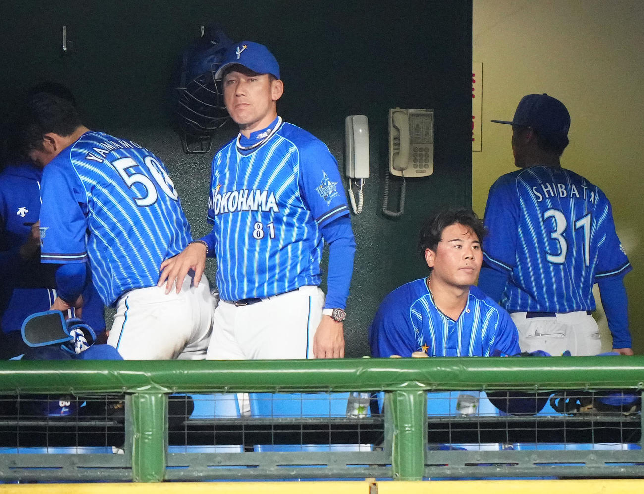 巨人対DeNA 7回裏終了後、ベンチでDeNA三浦監督（中央左）から言葉をかけられた浜口（2023年4月19日撮影）