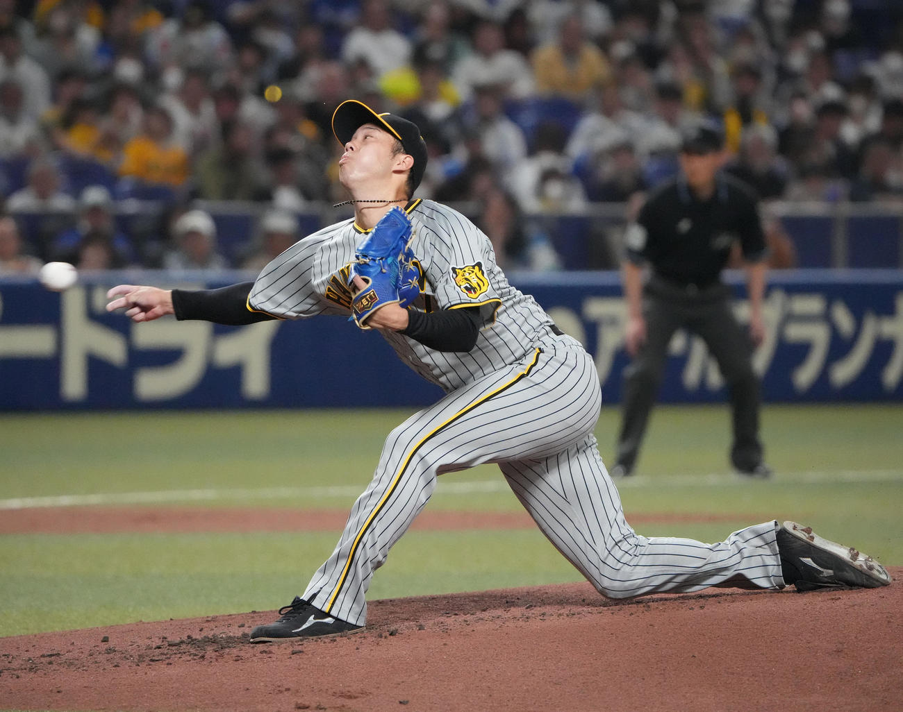 中日対阪神　1回裏、登板する阪神先発の青柳（撮影・森本幸一）