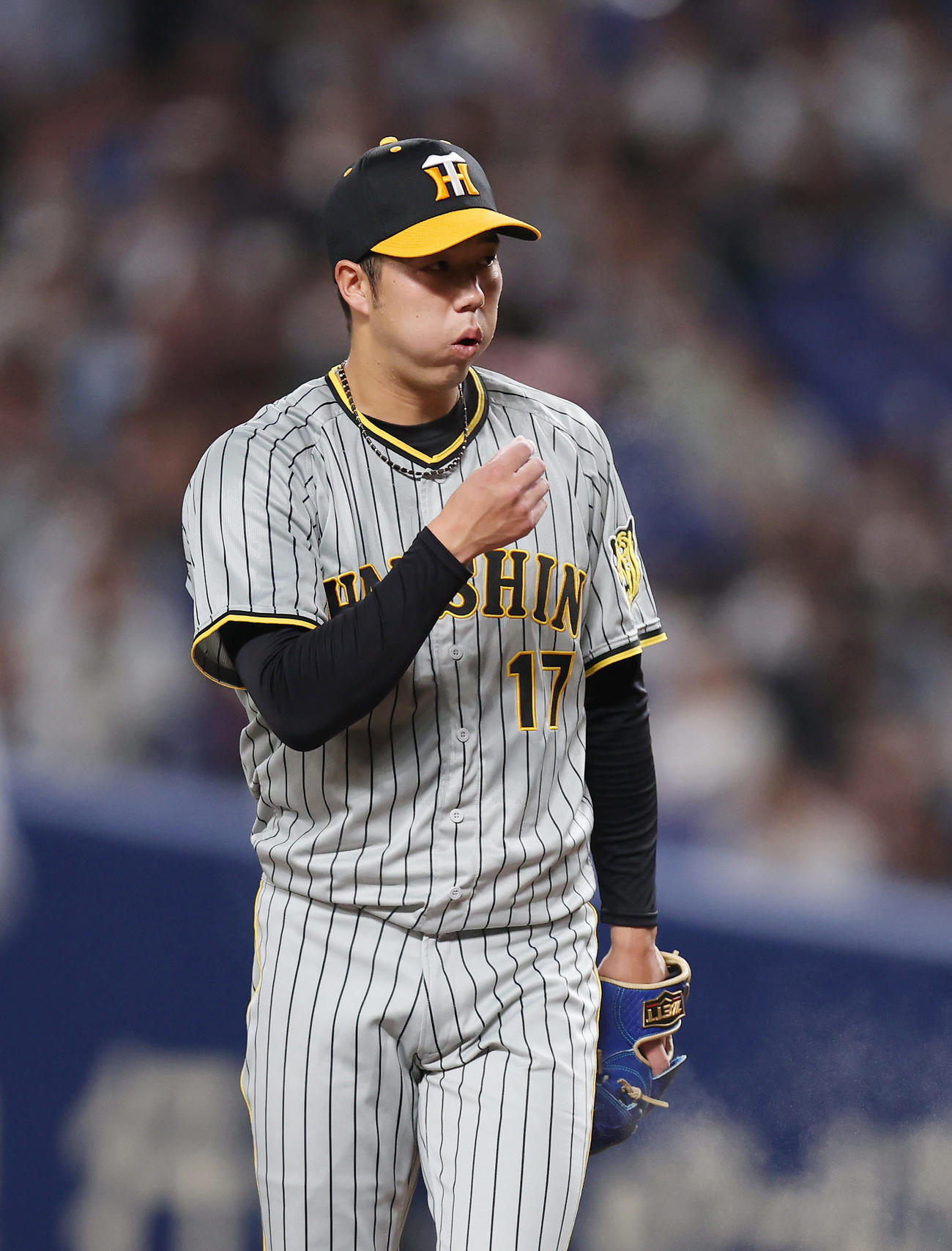 中日対阪神　　22回裏中日2死一、二塁、アルモンテに適時打を浴びた青柳（撮影・前田充）