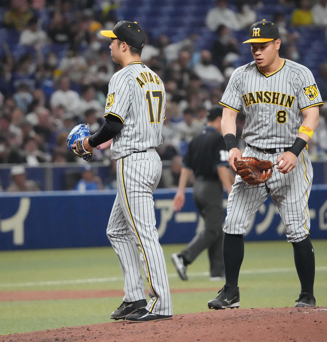 中日対阪神　3回表阪神2死一、三塁、マウンドを降りる青柳（左）（撮影・森本幸一）
