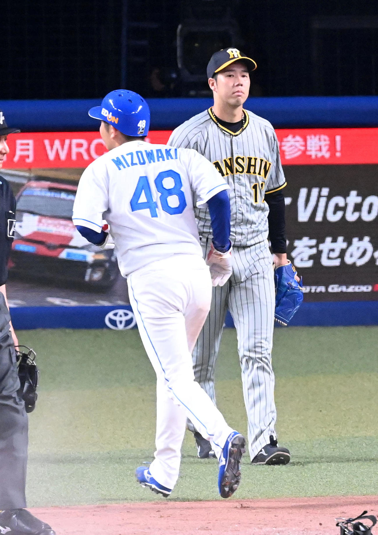 中日対阪神　3回裏中日2死一、二塁、小笠原に中前適時打を打たれがっくりする青柳（右）。左は生還した溝脇（撮影・前岡正明）