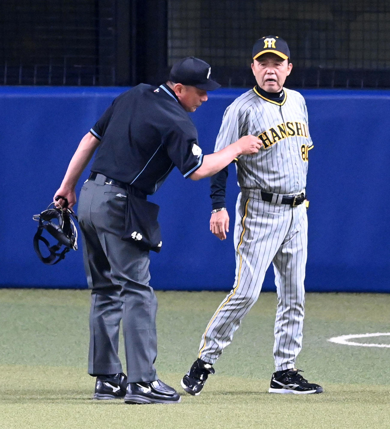 中日対阪神　3回裏中日2死一、三塁、青柳の交代を告げる岡田監督（撮影・前岡正明）