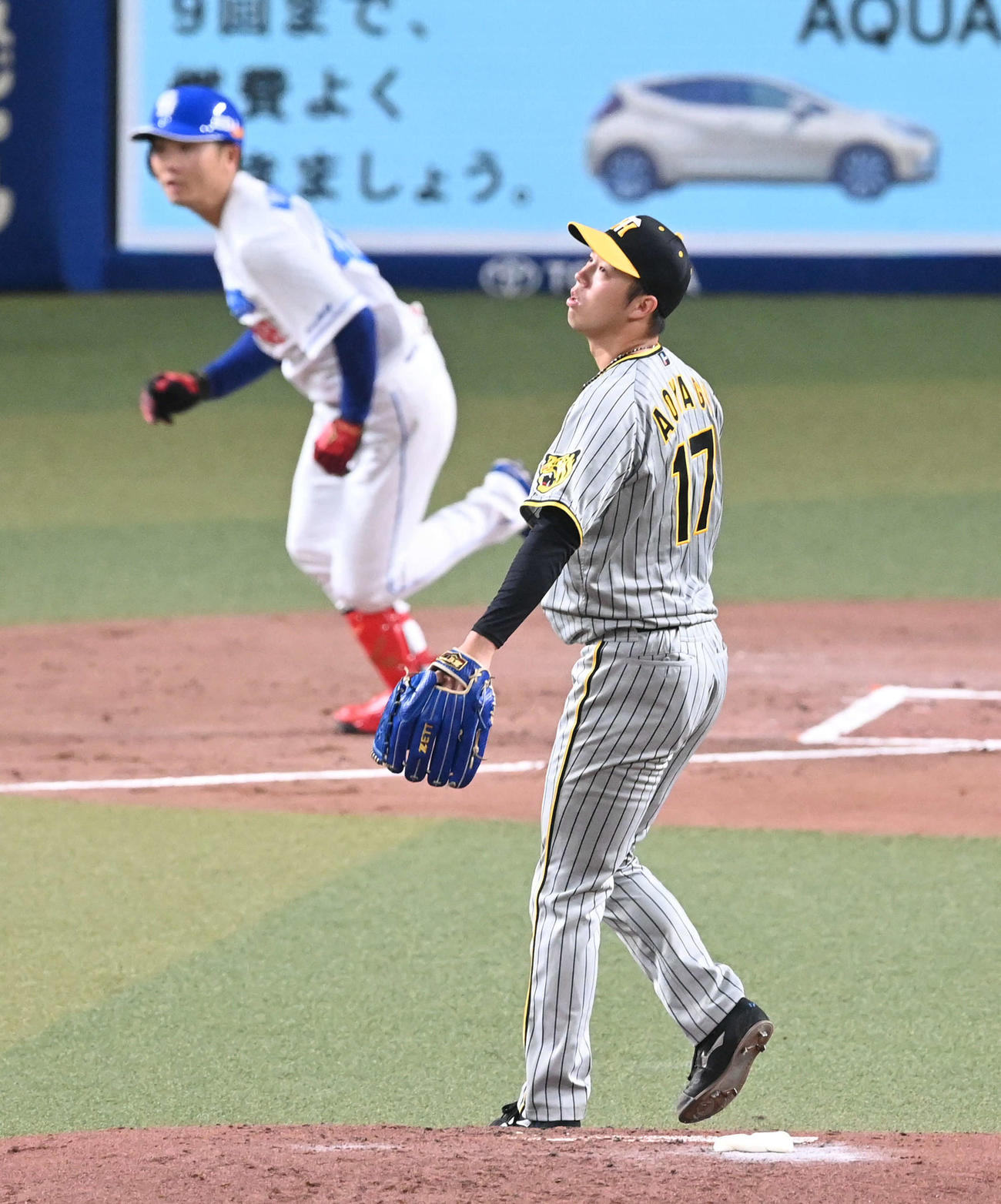 中日対阪神　1回裏中日2死一、二塁、溝脇（後方）に右適時二塁打を浴びる青柳（撮影・前岡正明）