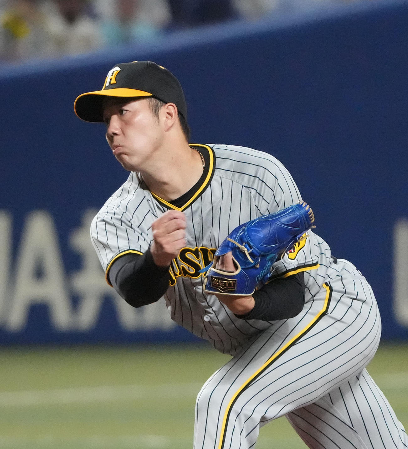 中日対阪神　1回裏、登板する阪神先発の青柳（撮影・森本幸一）
