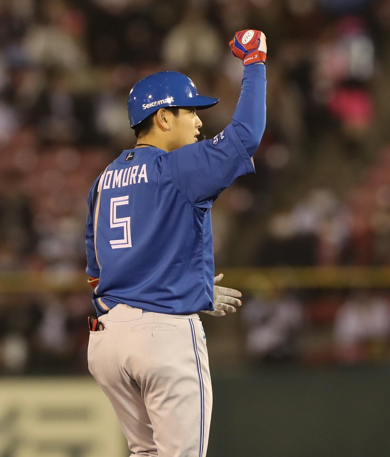 楽天対日本ハム　5回表日本ハム2死満塁、走者一掃の左越え二塁打を放ちガッツポーズの野村（撮影・黒川智章）