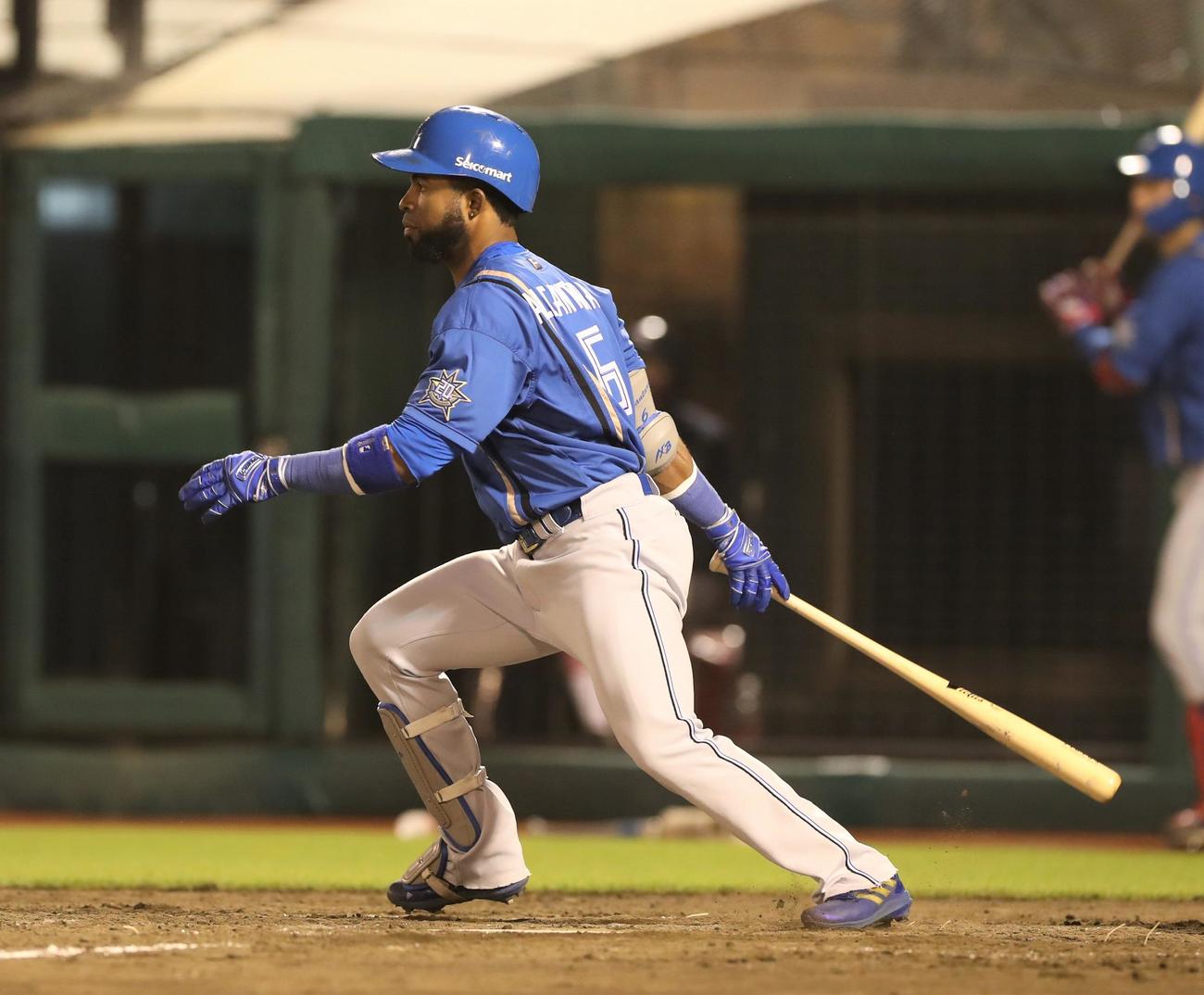 楽天対日本ハム　5回表日本ハム2死満塁、右前適時打を放つアルカンタラ（撮影・黒川智章）