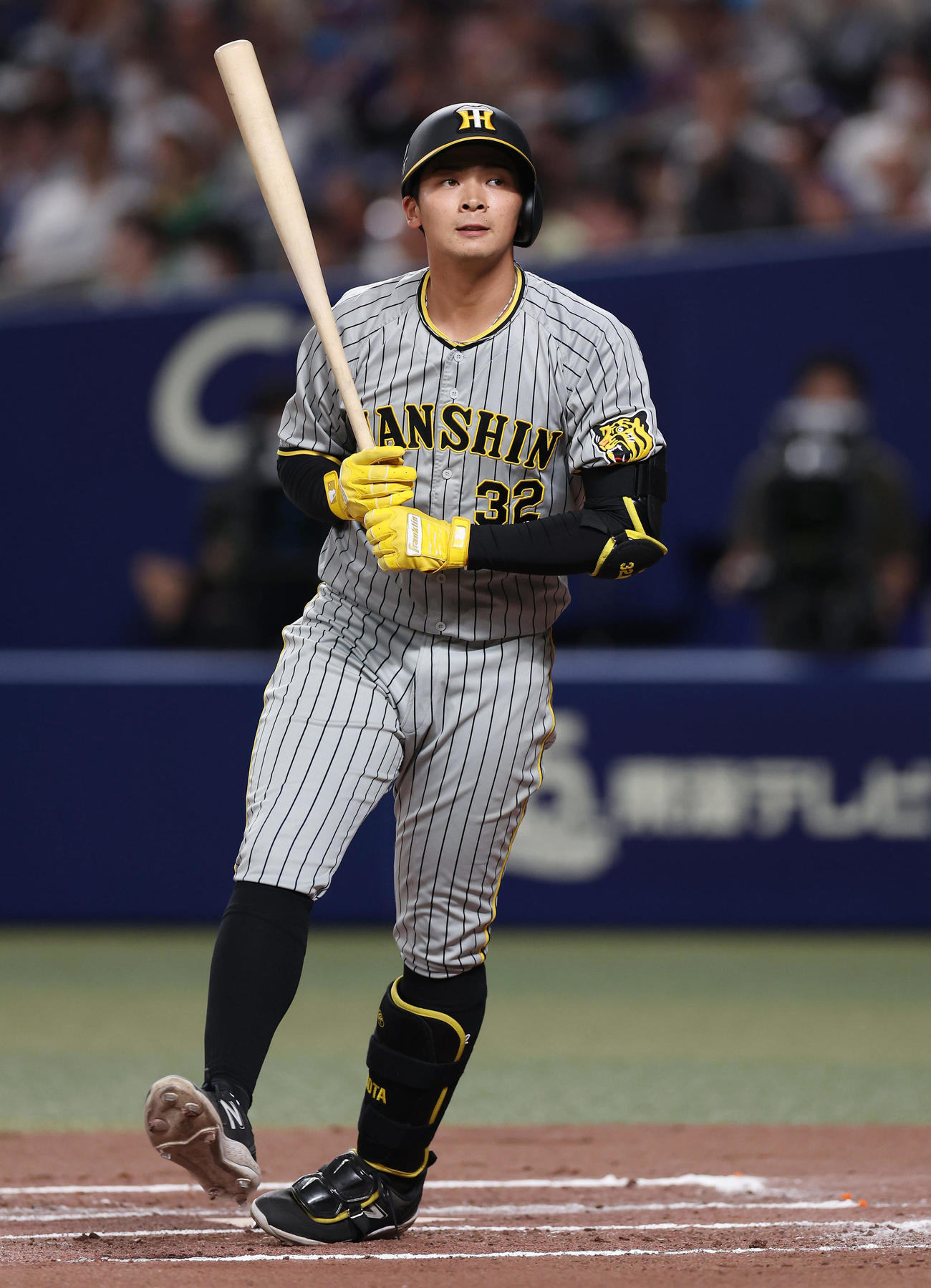 中日対阪神　6回表阪神2死一、二塁、空振り三振に倒れる井上（撮影・前田充）