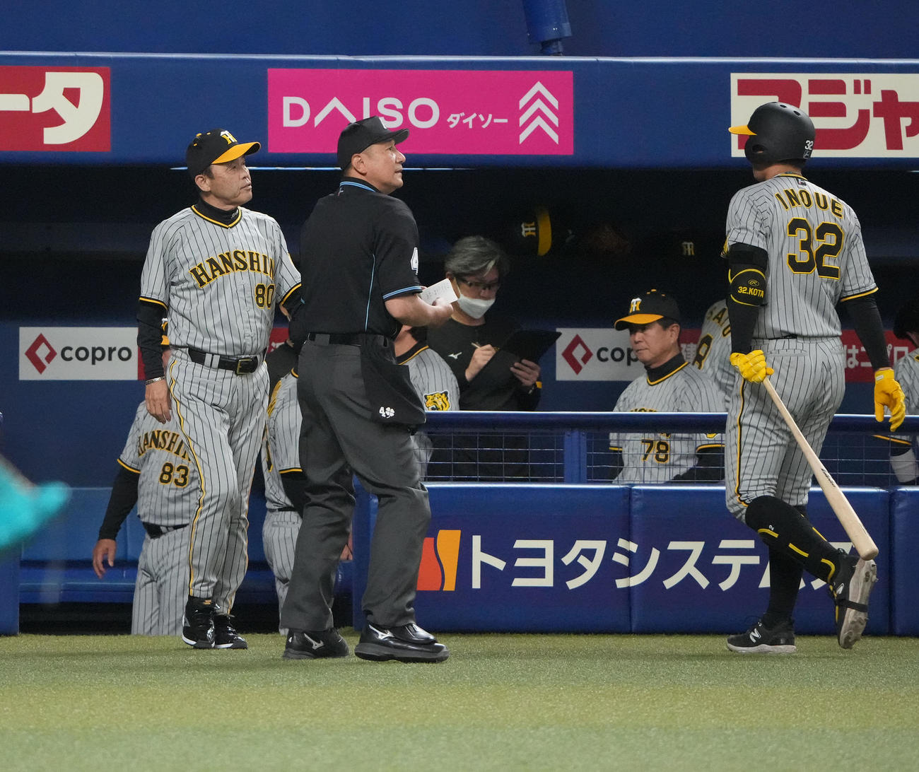 中日対阪神　6回表阪神攻撃終了、選手交代を告げる岡田監督（左）右は三振に倒れた井上（撮影・森本幸一）