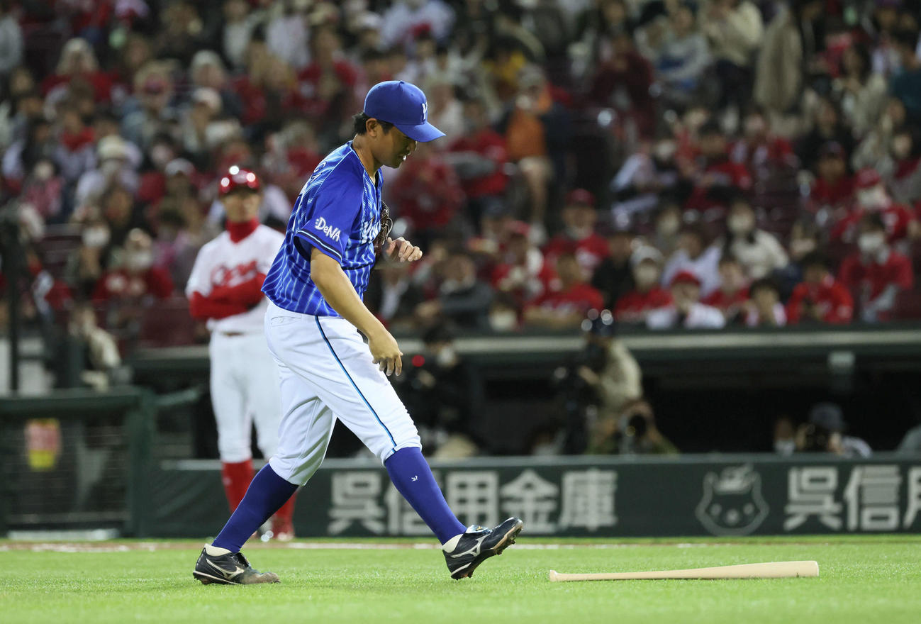 広島対DeNA 7回裏広島1死、西川の飛ばしたバットを拾う今永（撮影・加藤孝規）