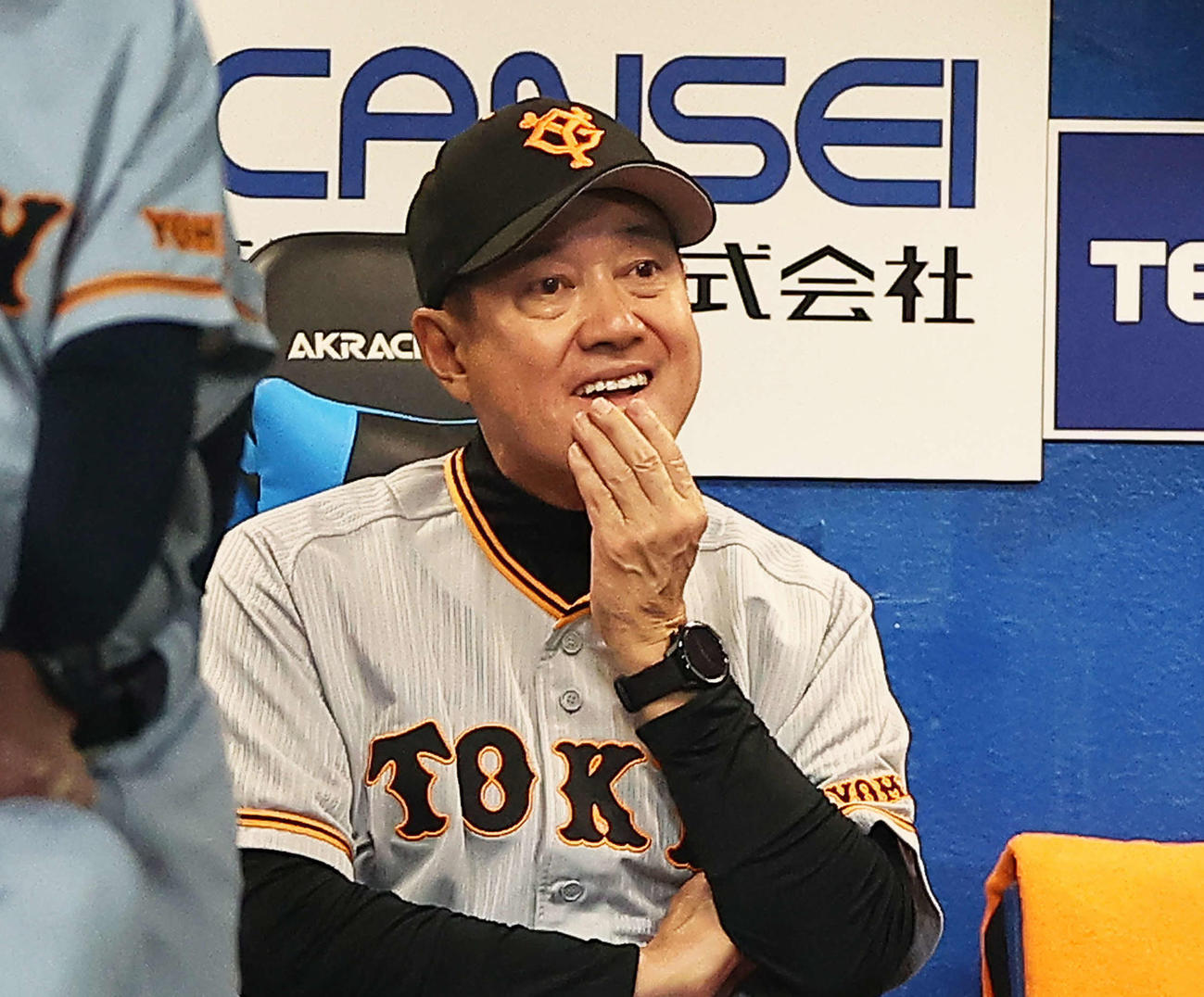 ヤクルト対巨人　7回裏、戦況を見守る原監督（撮影・河田真司）