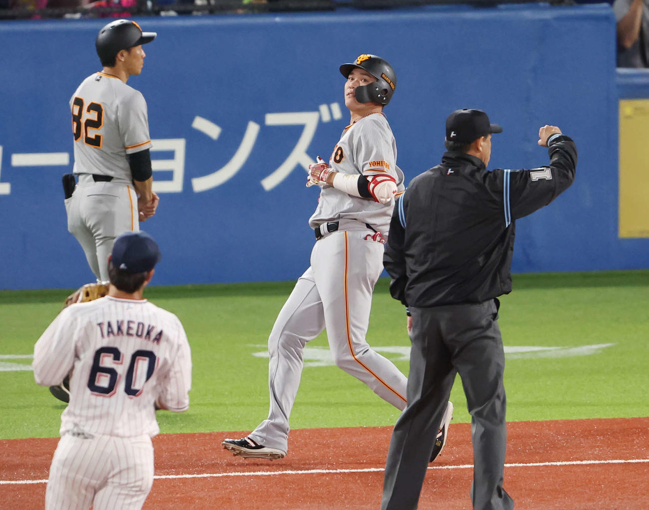 ヤクルト対巨人　6回表巨人無死、三ゴロに倒れる代打坂本（撮影・宮地輝）