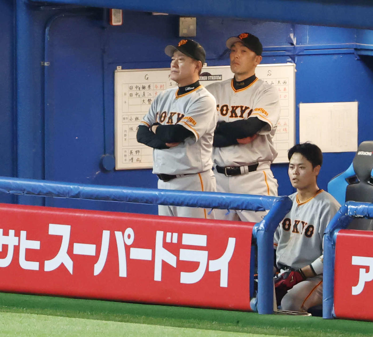 ヤクルト対巨人　険しい表情で試合を見つめる巨人原監督（左）（撮影・宮地輝）