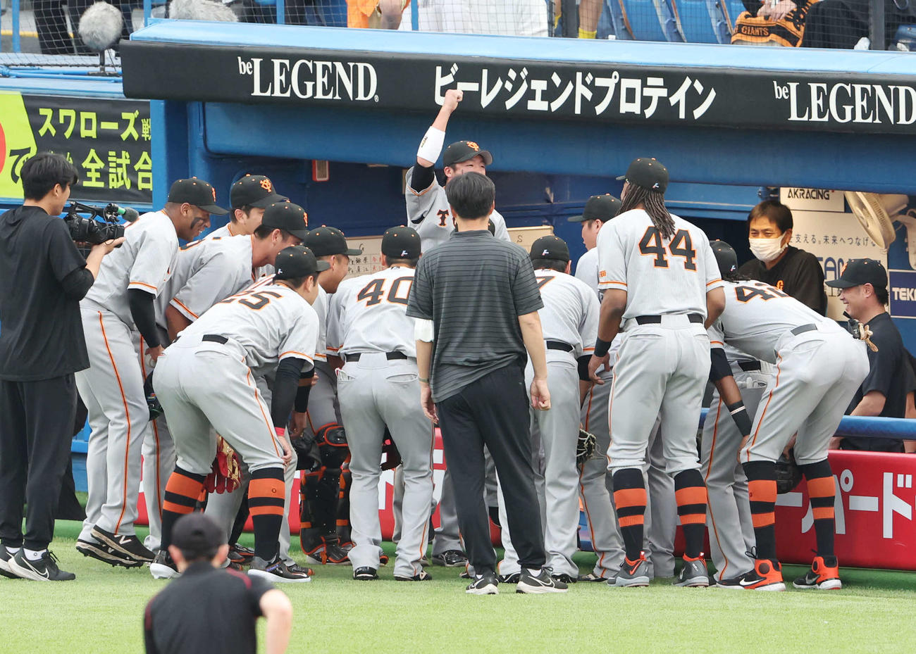 ヤクルト対巨人　試合前、円陣で声を出す巨人重信（中央）（撮影・宮地輝）