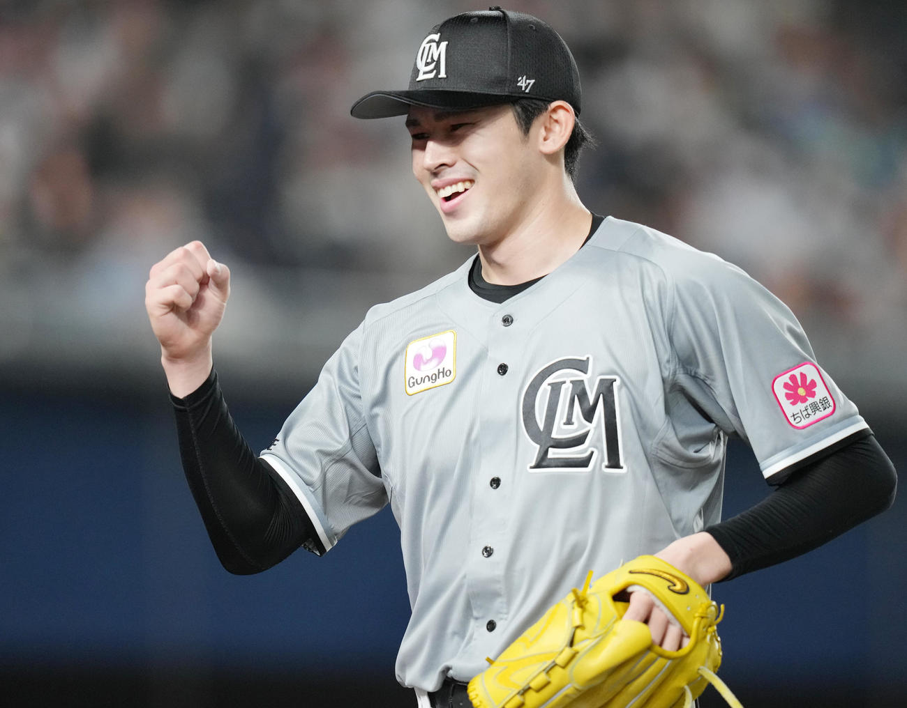 ロッテ対ソフトバンク　7回表まで無失点に抑え、笑顔でベンチへ戻るロッテ佐々木朗（撮影・鈴木みどり）