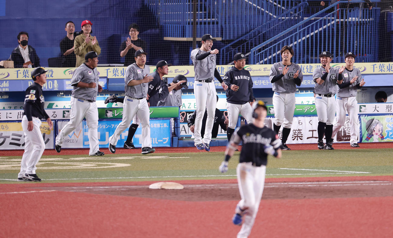 ロッテ対ソフトバンク　チームの勝利をガッツポーズで喜ぶロッテ佐々木朗（中央）（撮影・足立雅史）