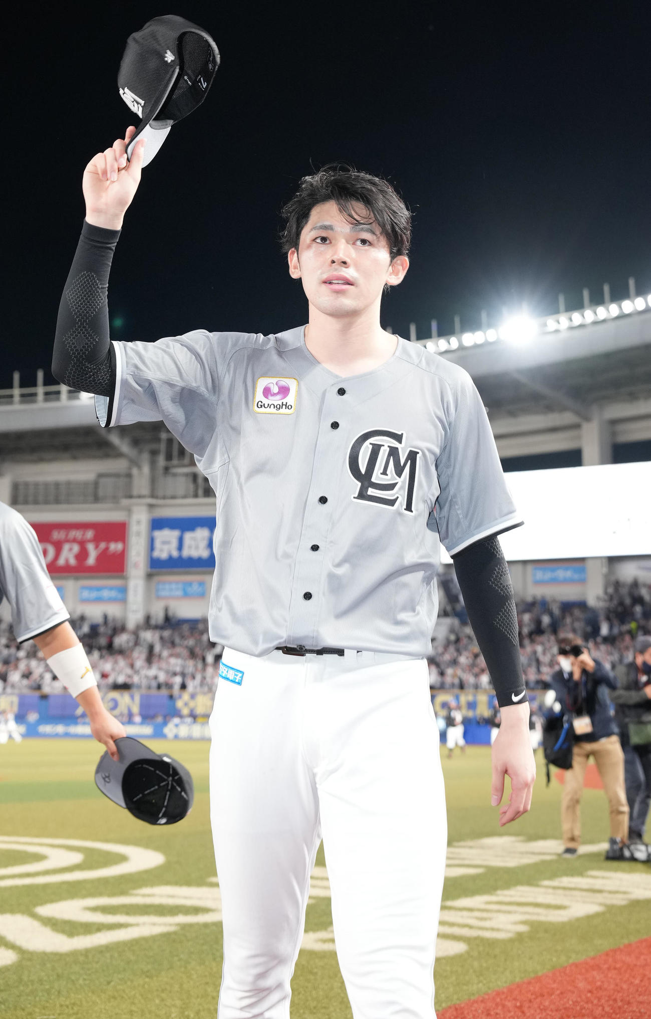 ロッテ対ソフトバンク　ソフトバンクに勝利しファンの声援に応えるロッテ佐々木朗（撮影・鈴木みどり）