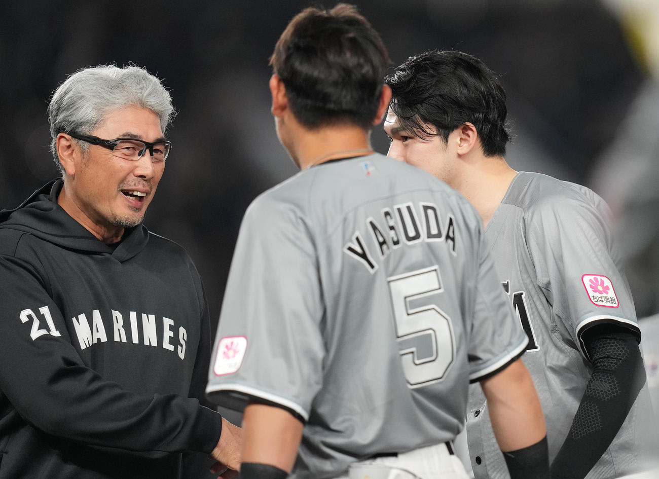ロッテ対ソフトバンク　吉井監督（左）と握手するロッテ佐々木朗（右）（撮影・鈴木みどり）