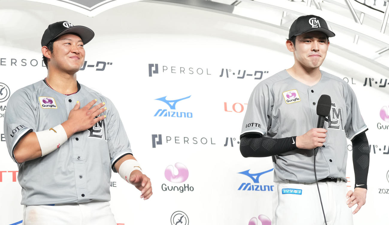 ロッテ対ソフトバンク　お立ち台で佐藤都（左）をいじるロッテ佐々木朗（撮影・鈴木みどり）