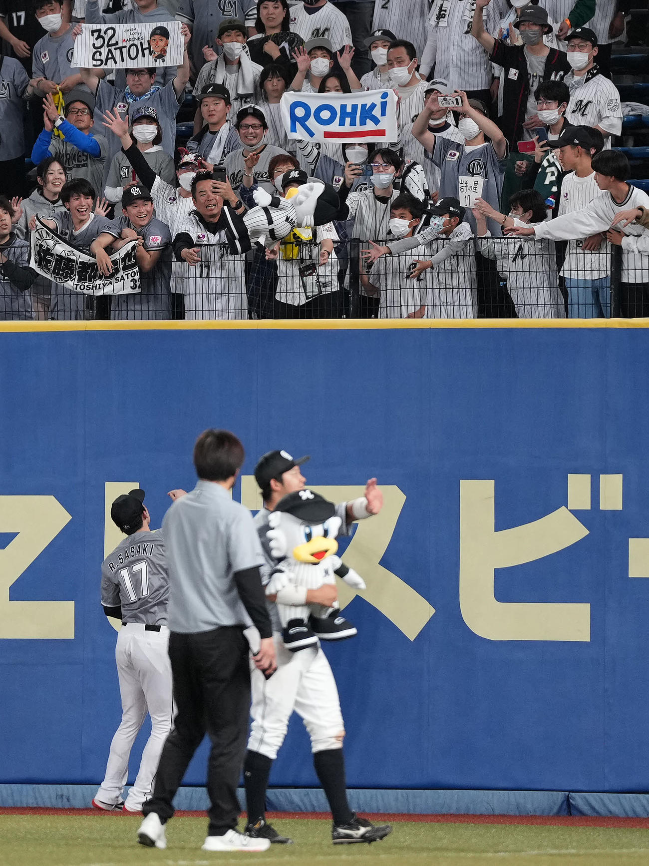 ロッテ対ソフトバンク　客席にマーくんのぬいぐるみを投げ入れるロッテ佐々木朗（左）（撮影・鈴木みどり）