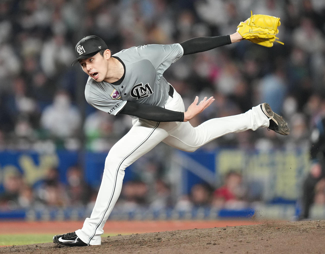 ロッテ対ソフトバンク　6回表ソフトバンク2死、近藤への投球でバランスを崩し、四球を与える佐々木朗（撮影・鈴木みどり）