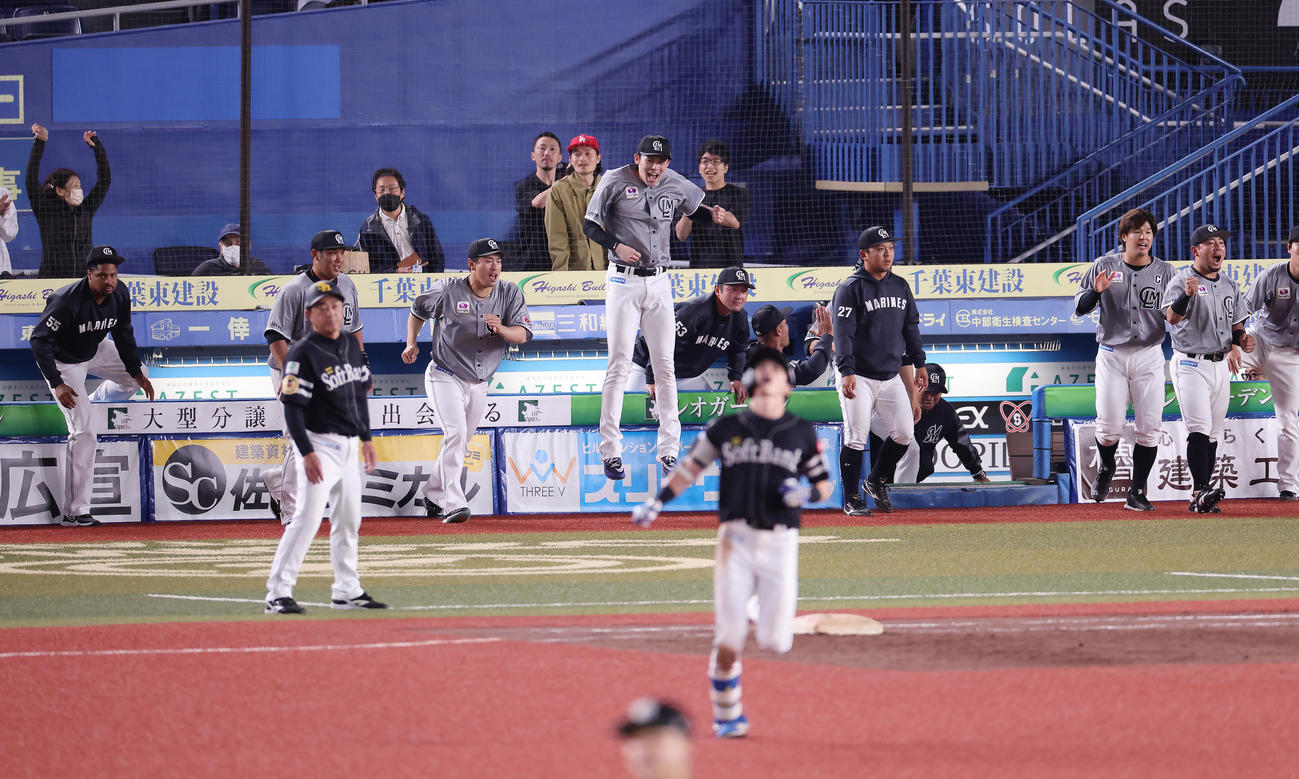 ロッテ対ソフトバンク　チームの勝利をジャンプして喜ぶロッテ佐々木朗（中央）（撮影・足立雅史）