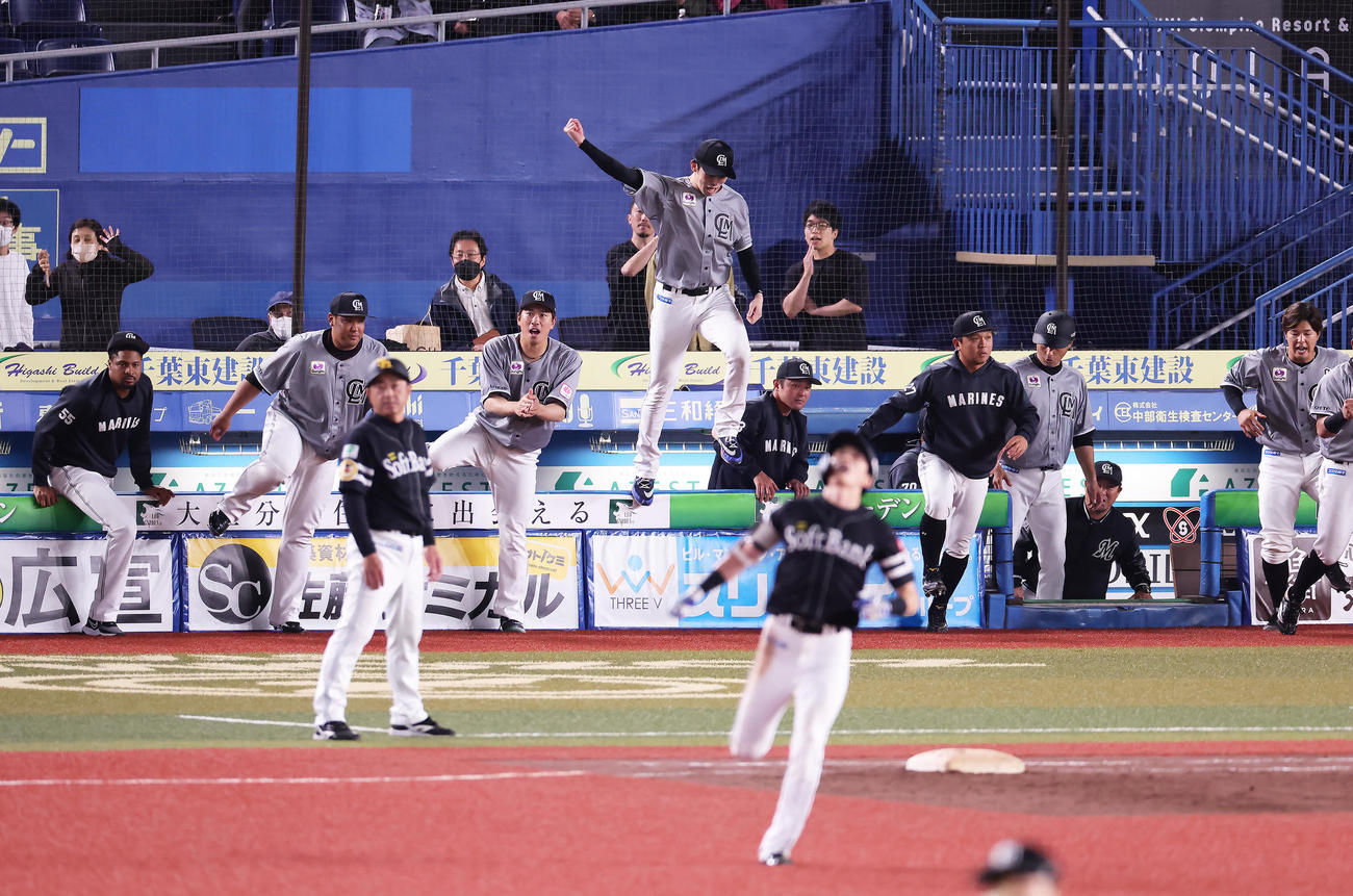 ロッテ対ソフトバンク　チームの勝利をジャンプして喜ぶロッテ佐々木朗（中央）（撮影・足立雅史）