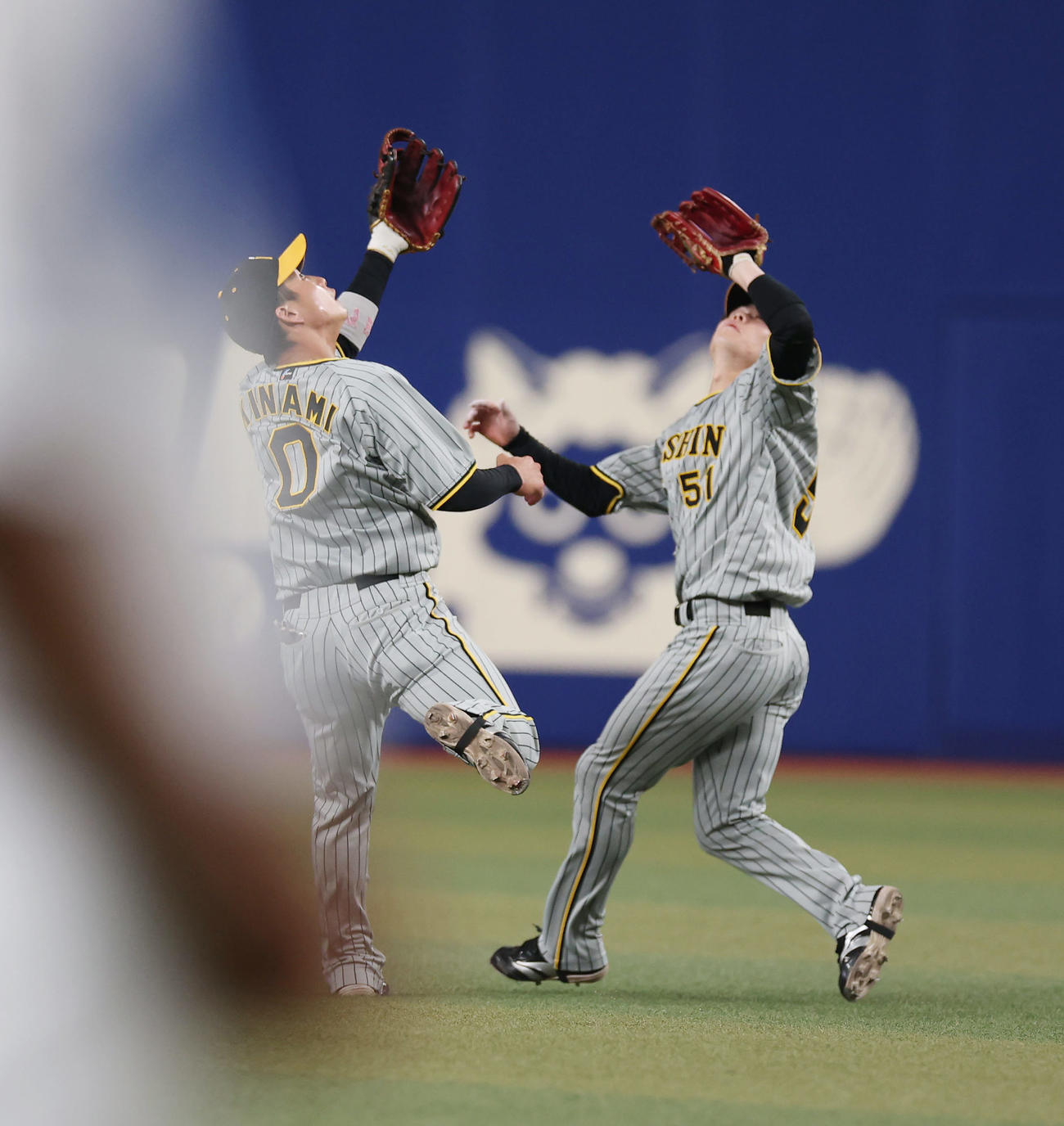 中日対阪神　　2回裏中日1死、小笠原の飛球にグラブを出す遊撃手木浪（左）と二塁手中野（撮影・前田充）