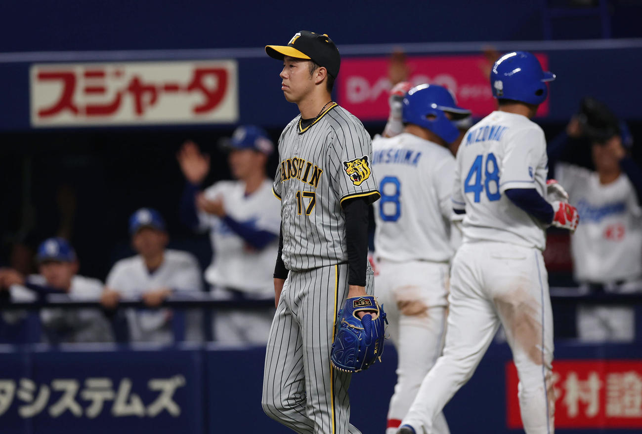 中日対阪神　3回裏中日2死一、二塁、小笠原に適時打を浴び厳しい表情を見せる青柳（手前）（撮影・前田充）