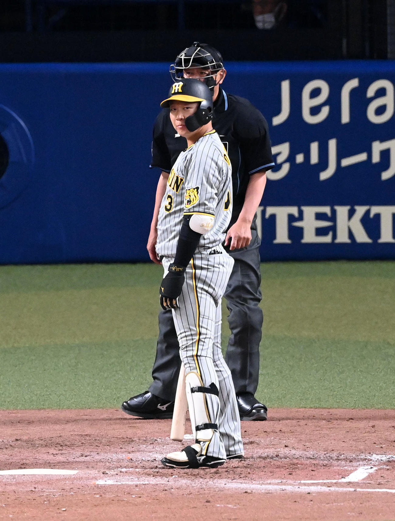 中日対阪神　3回表阪神2死一、二塁、大山は見逃し三振に倒れて立ち尽くす（撮影・前岡正明）