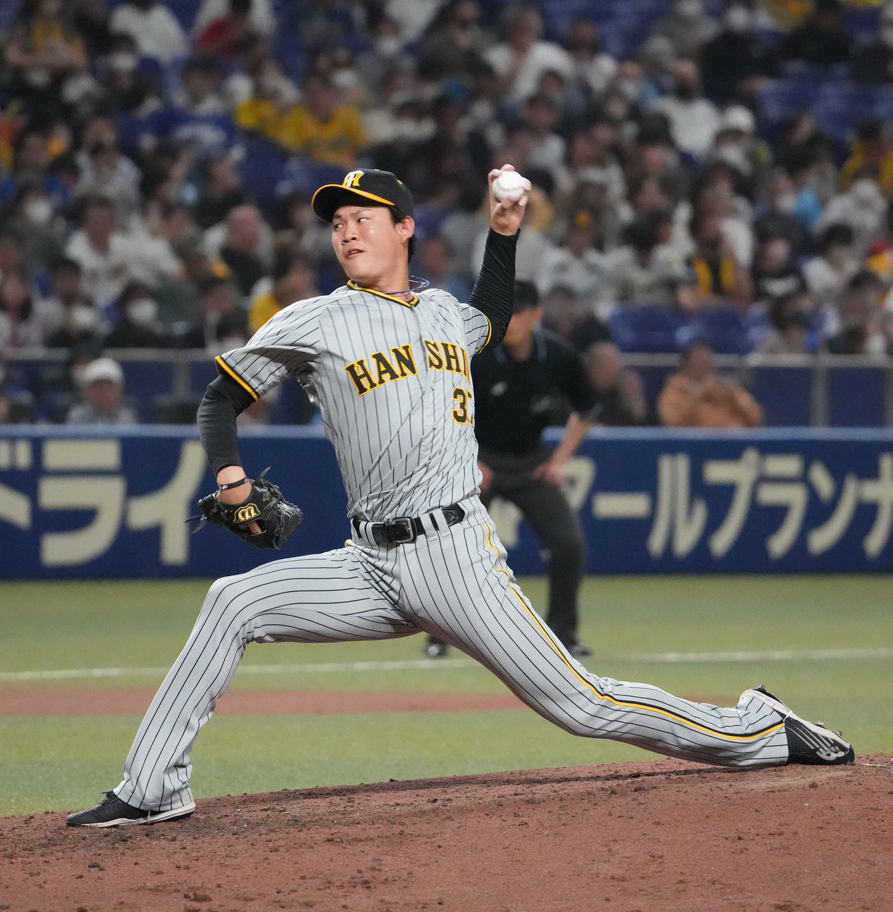 中日対阪神　6回裏、阪神4番手で登板する及川（撮影・森本幸一）