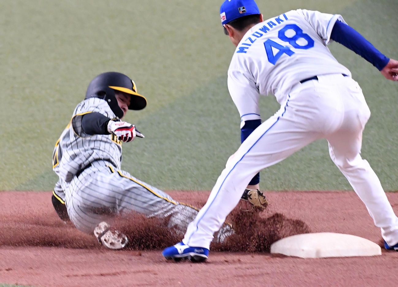 中日対阪神　8回表阪神1死一塁、中野は二塁盗塁に失敗。野手溝脇（撮影・前岡正明）